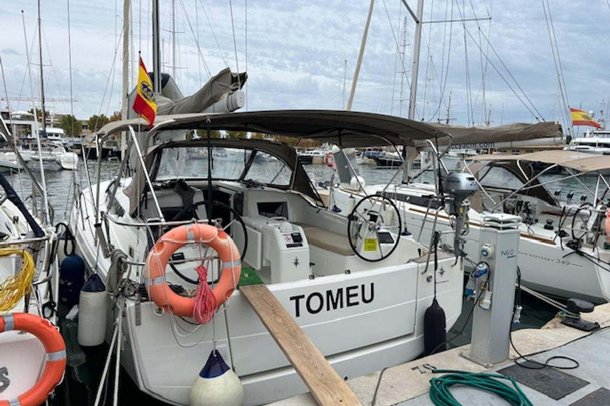 Exterior view of Tomeu, a Jeanneau Sun Odyssey 410 sailboat at Elephant Butte Estates, United States