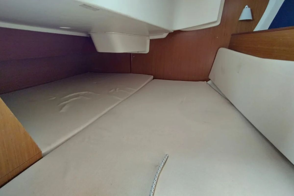 Cabin on Jami 3, a Jeanneau Sun Odyssey 32i sailboat at Saint-Cast-le-Guildo, France