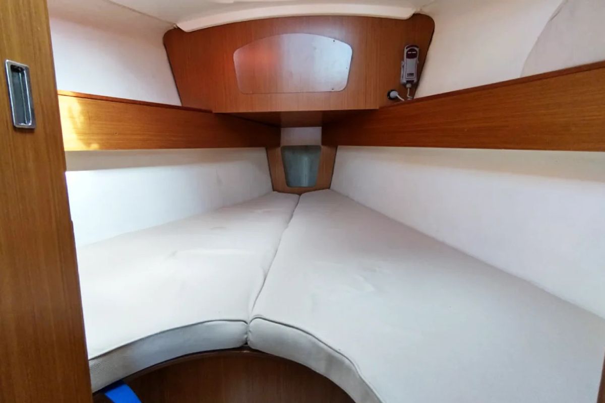 Cabin on Jami 3, a Jeanneau Sun Odyssey 32i sailboat at Saint-Cast-le-Guildo, France