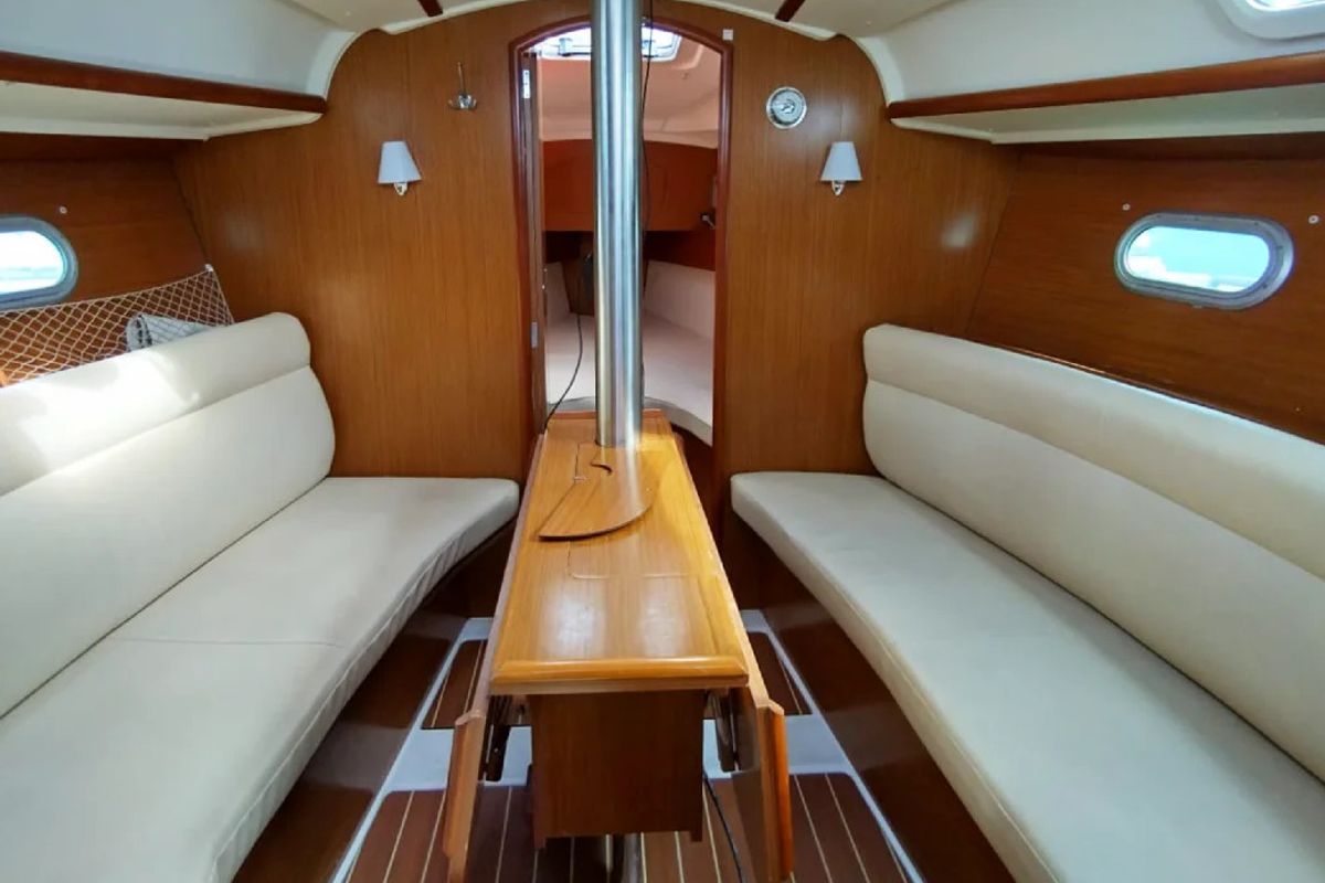 Salon of Jami 3, a Jeanneau Sun Odyssey 32i sailboat at Saint-Cast-le-Guildo, France