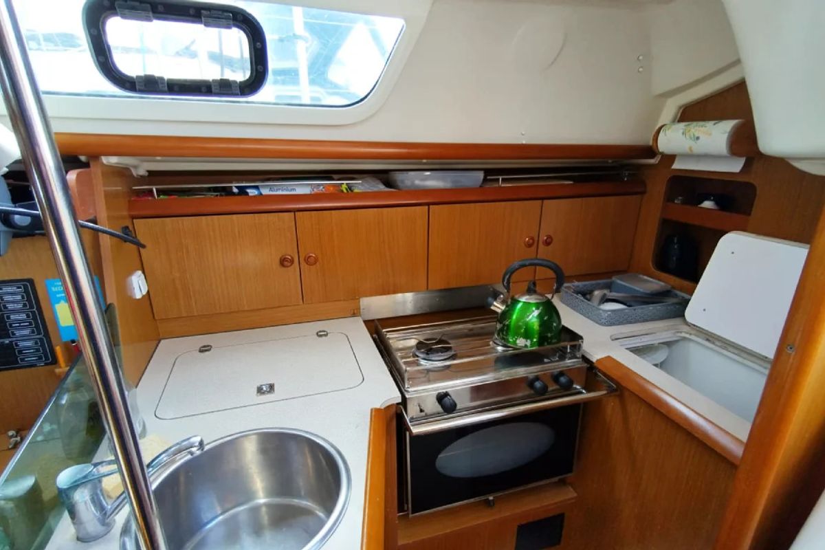 Galley of Jami 3, a Jeanneau Sun Odyssey 32i sailboat at Saint-Cast-le-Guildo, France