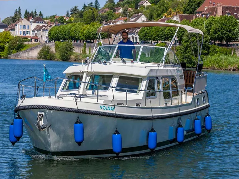 Exterior view of 349GS-4, a Linssen Grand Sturdy 34.9 motorboat at Lutzelbourg, France