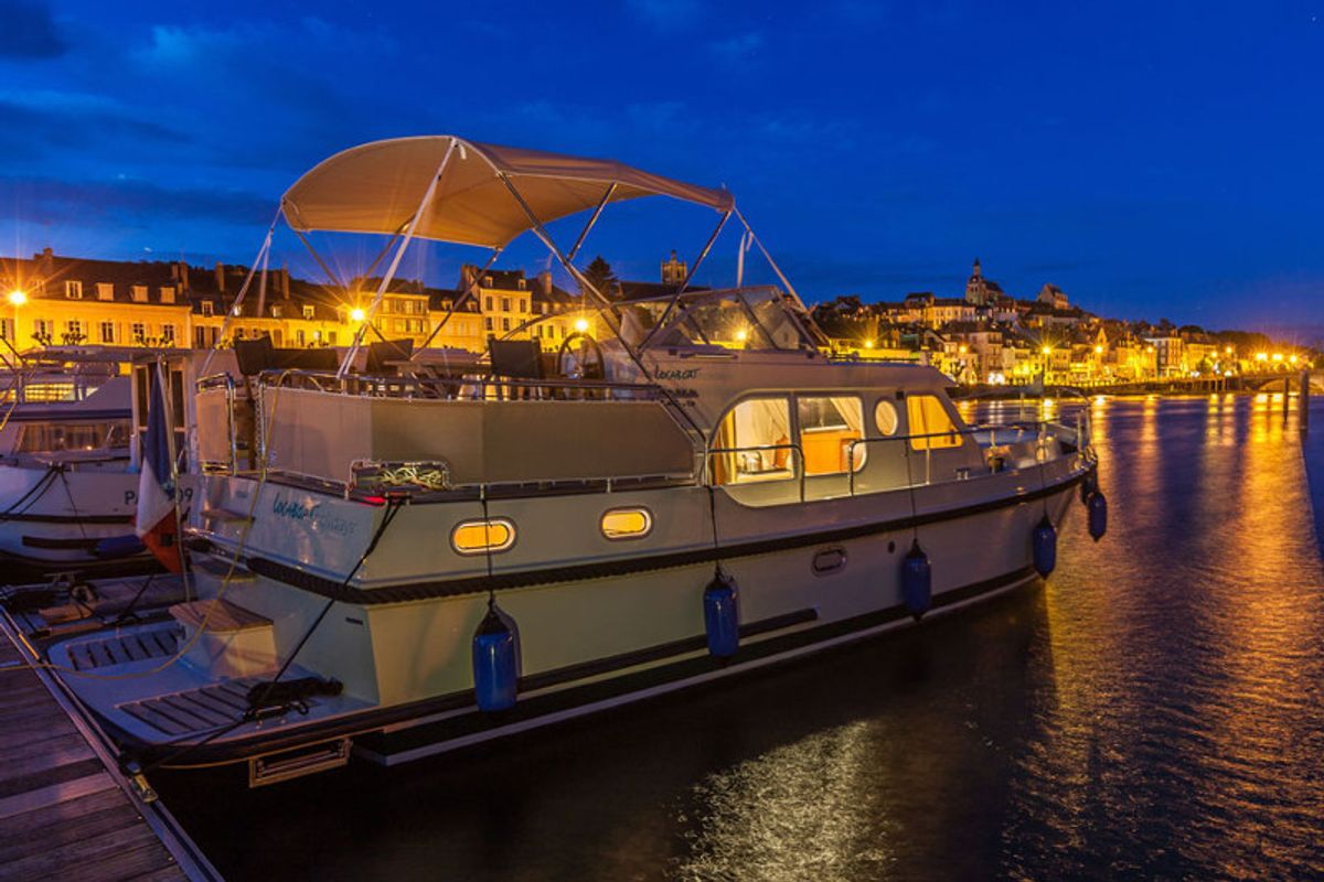 Exterior view of 349GS-4, a Linssen Grand Sturdy 34.9 motorboat at Lutzelbourg, France