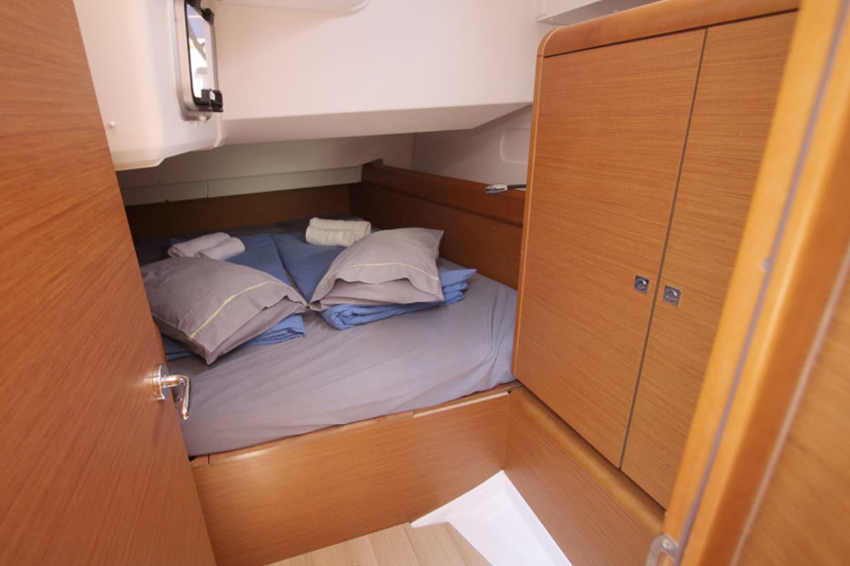 Cabin on Kronos, a Jeanneau Sun Odyssey 449 sailboat at Lavreotiki Municipal Unit, Greece