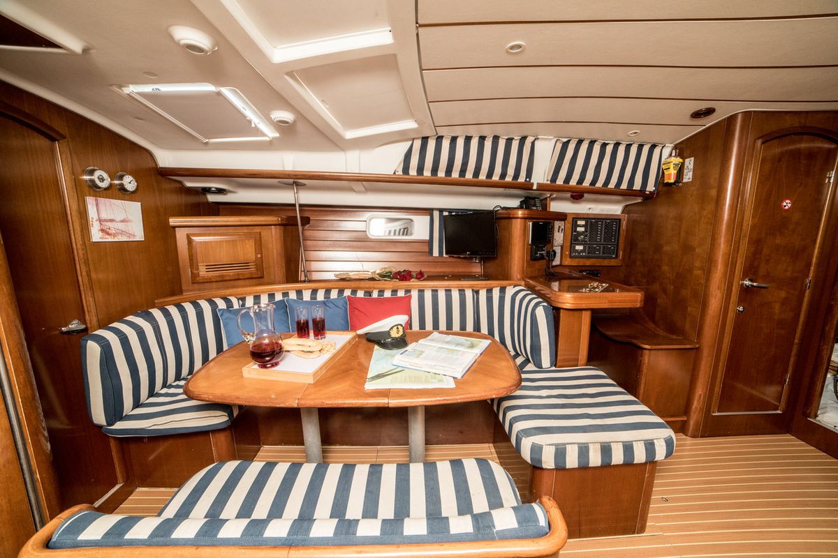 Salon of Vori, a Beneteau Oceanis Clipper 473 sailboat at Athens, Greece