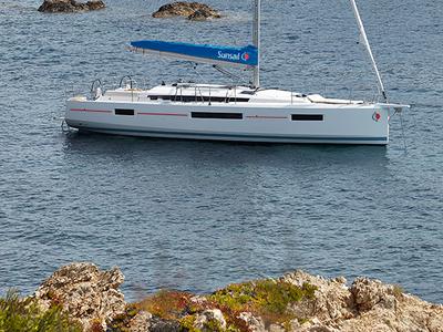 Exterior view of Sunsail 44 SO Classic, a Jeanneau Sun Odyssey 440 sailboat at Piraeus, Greece