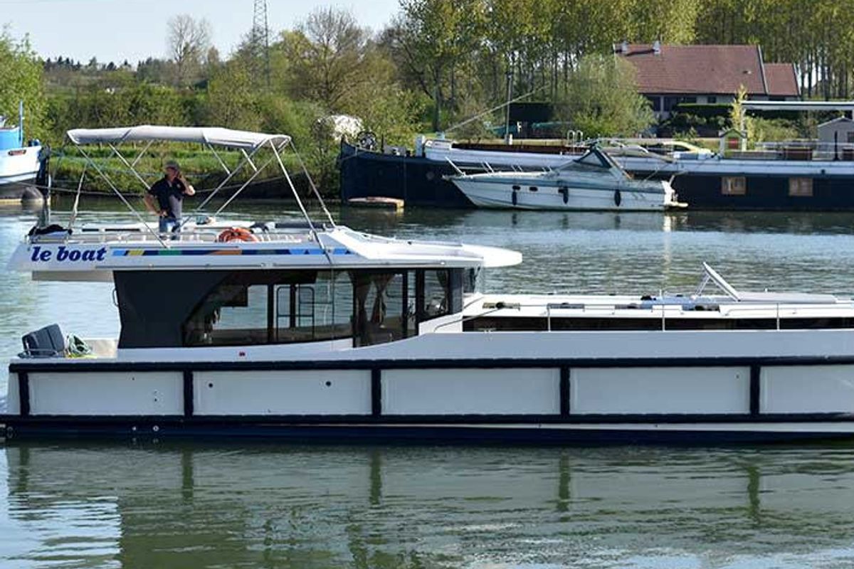 Exterior view of Horizon 5 - Premier 7, a Cygnet Horizon 5 motorboat at Castelnaudary, France