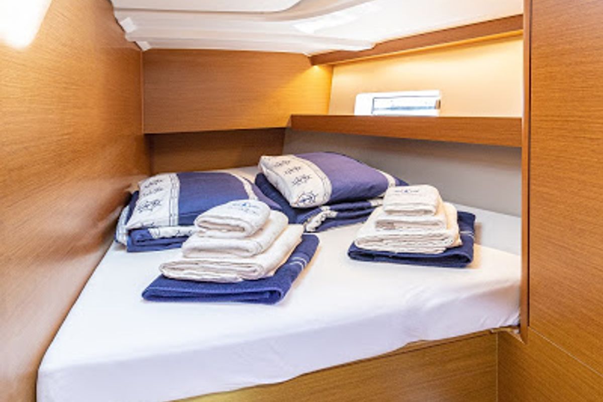 Cabin on Baldur, a Jeanneau Sun Odyssey 490 sailboat at Primošten, Croatia