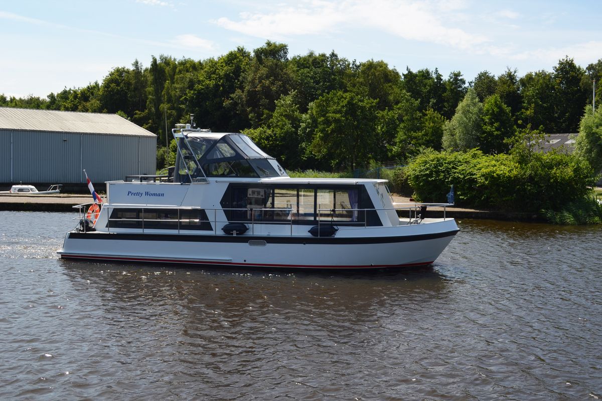 Exterior view of Pretty Woman, a De Drait Safari Houseboat 1050 motorboat at Drachten, Netherlands
