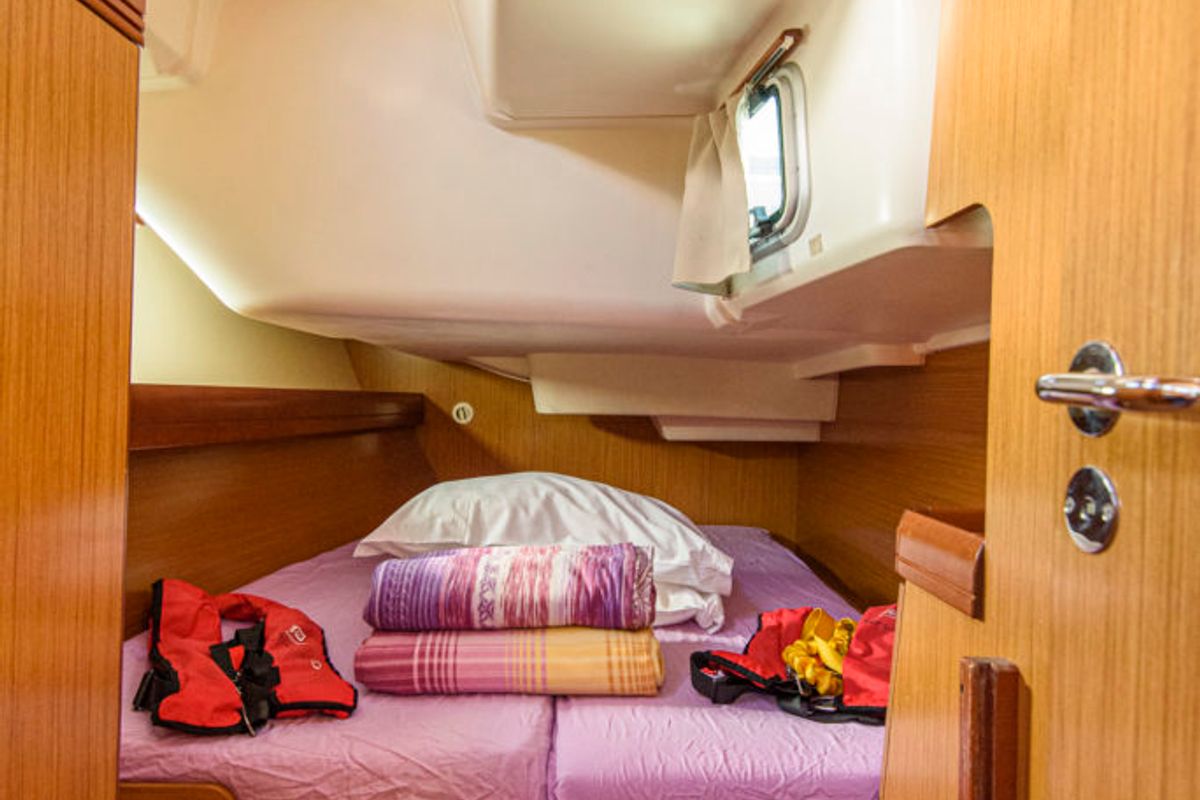 Cabin on Benoit, a Jeanneau Sun Odyssey 42 i sailboat at San Vincenzo, Italy