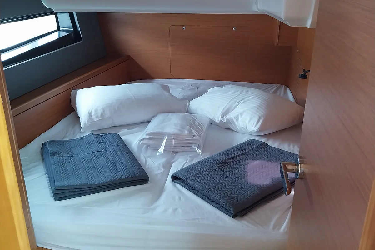 Cabin on Panagiotis, a Dufour 41 sailboat at Volos Municipality, Greece