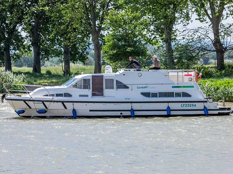 Exterior view of E400-13, a Pénichette Europa E.400 motorboat at Fürstenberg/Havel, Germany