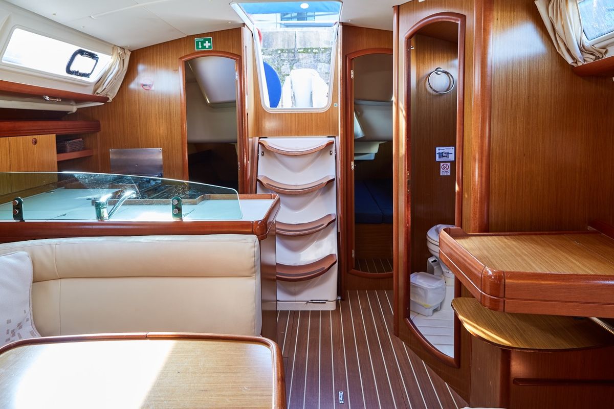 Salon of BBCAP, a Jeanneau Sun Odyssey 39i sailboat at Vigo, Spain