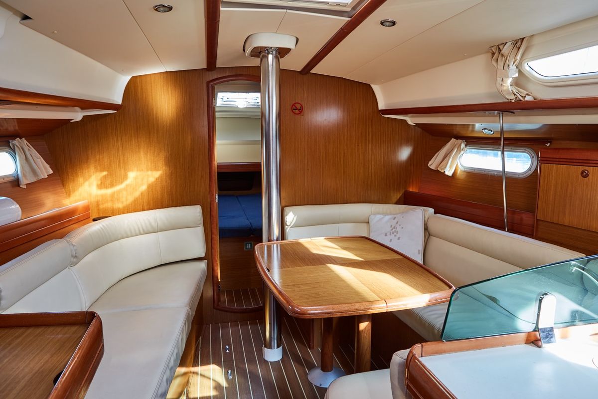Salon of BBCAP, a Jeanneau Sun Odyssey 39i sailboat at Vigo, Spain