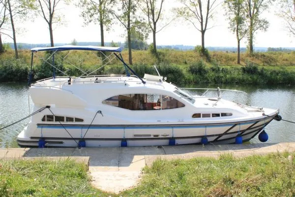 2507, a Haines Haines 34 motorboat at Savoyeux, France
