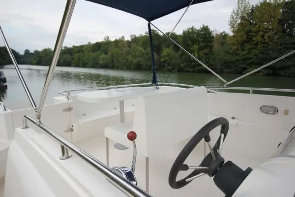 2507, a Haines Haines 34 motorboat at Savoyeux, France