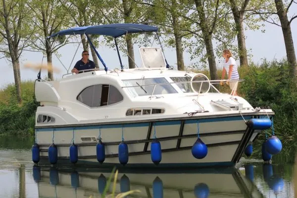 2507, a Haines Haines 34 motorboat at Savoyeux, France