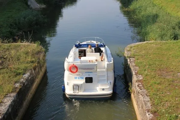 2507, a Haines Haines 34 motorboat at Savoyeux, France