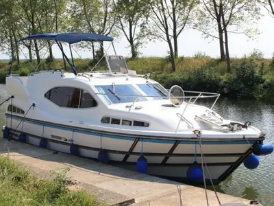 2507, a Haines Haines 34 motorboat at Savoyeux, France