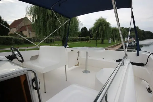 2507, a Haines Haines 34 motorboat at Savoyeux, France
