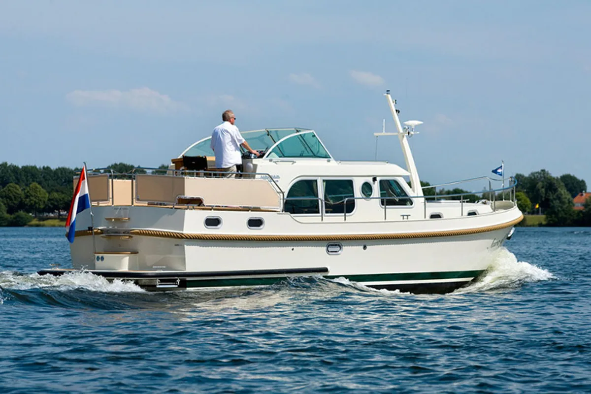 Exterior view of 349GS-10, a Linssen Grand Sturdy 34.9 motorboat at Scey-sur-Saône-et-Saint-Albin, France