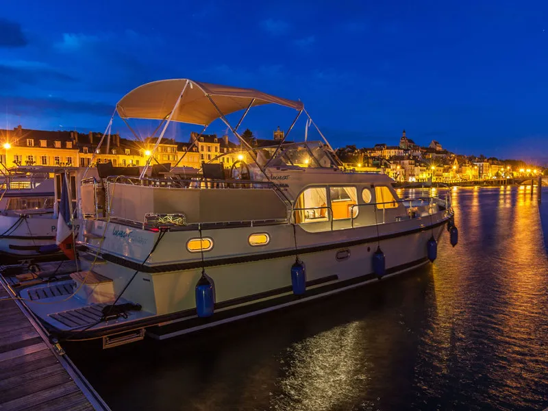 Exterior view of 349GS-10, a Linssen Grand Sturdy 34.9 motorboat at Scey-sur-Saône-et-Saint-Albin, France