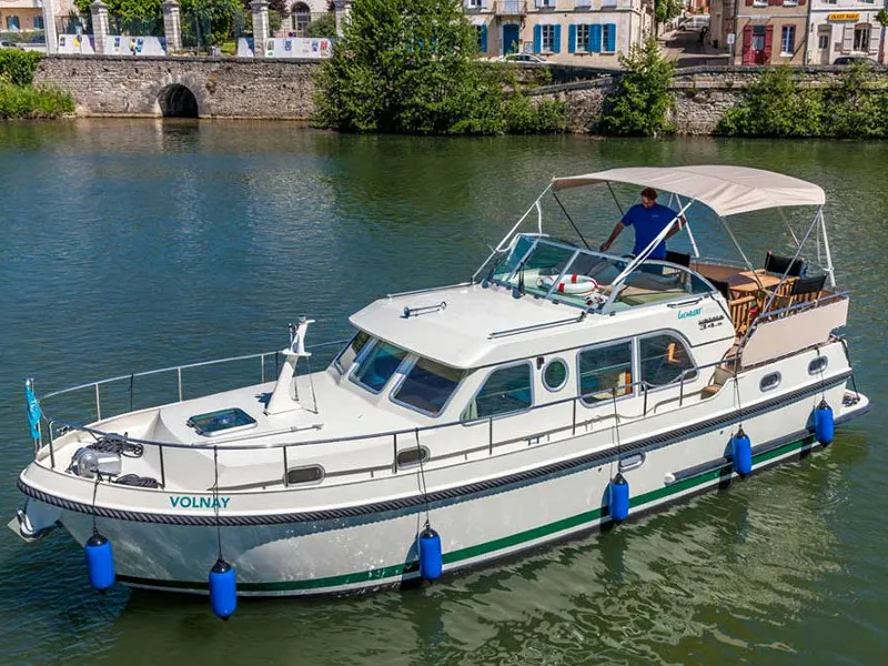Exterior view of 349GS-10, a Linssen Grand Sturdy 34.9 motorboat at Scey-sur-Saône-et-Saint-Albin, France