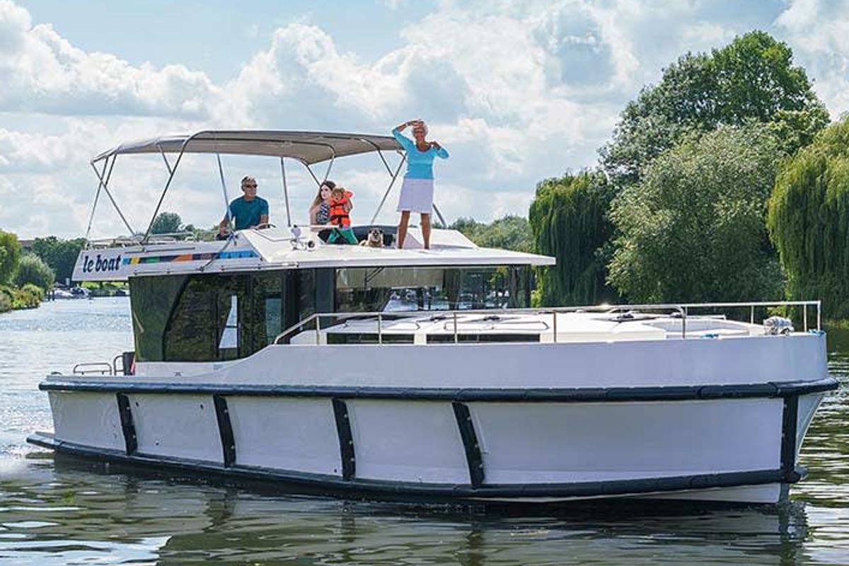 Exterior view of Horizon 4, a Cygnet Horizon 4 motorboat at Hessel, United States