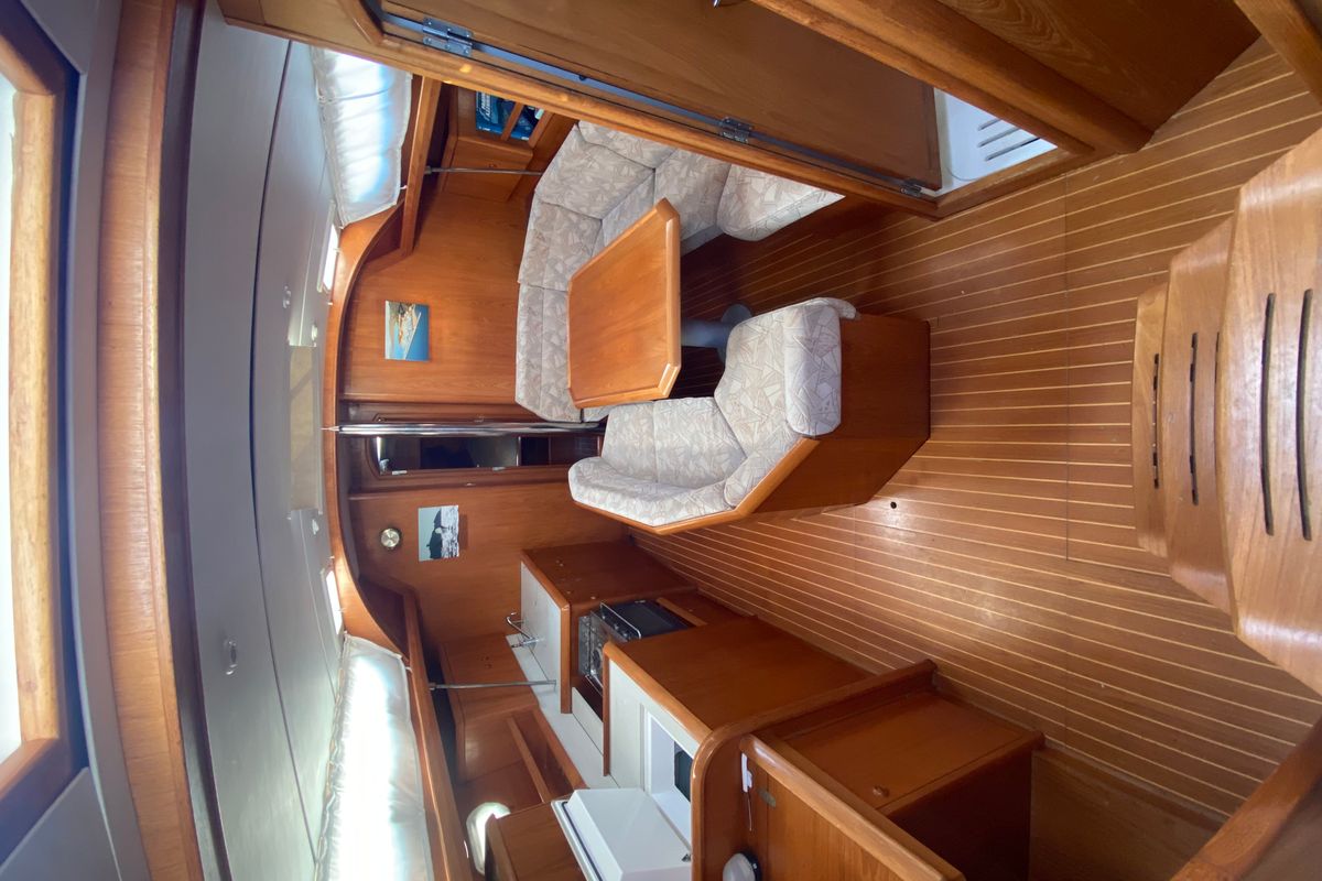 Salon of Jalù, a Jeanneau Sun Odyssey 42.2 sailboat at Punta Ala, Italy