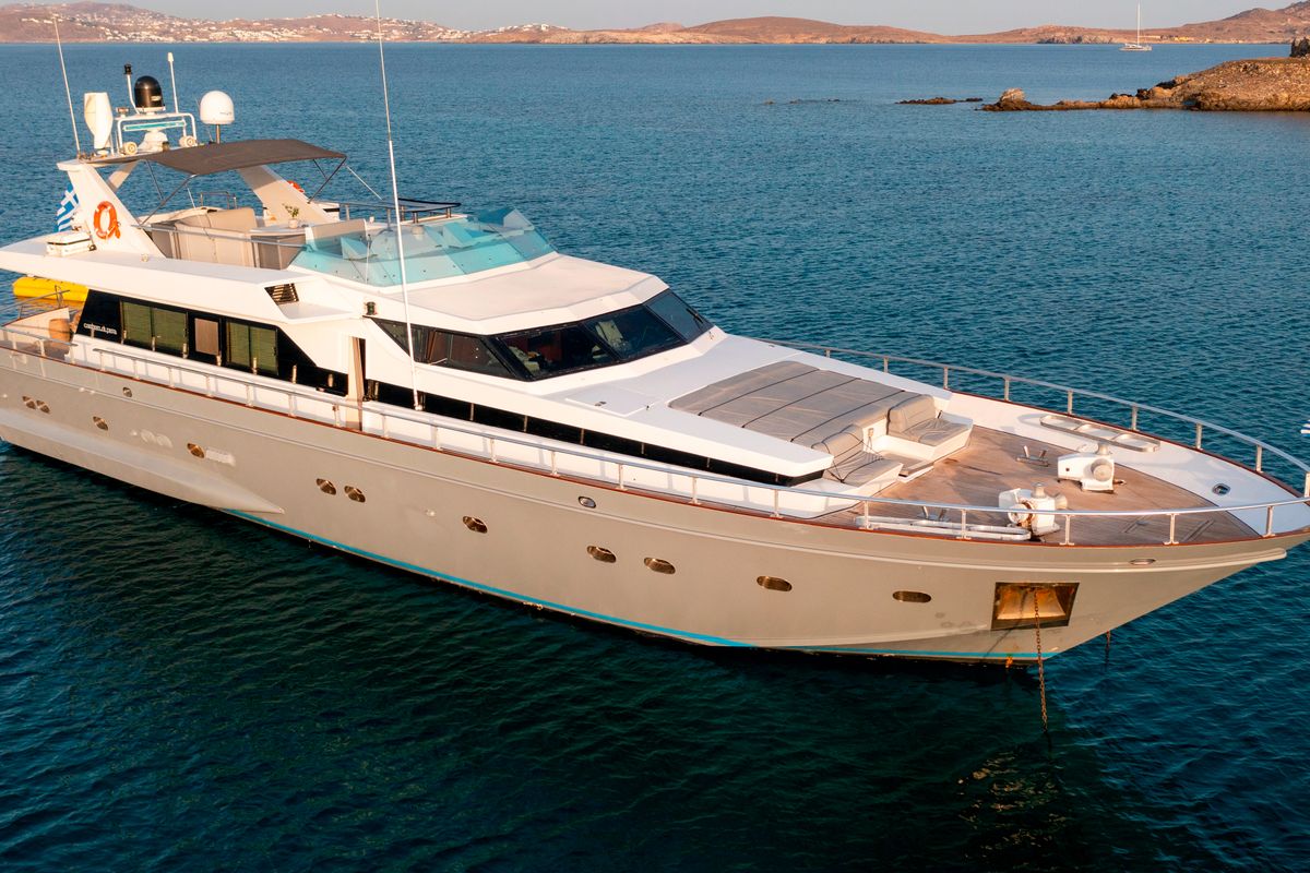 Exterior view of Shiva, a Cantieri di Pisa Akhir 27 yacht at Ornos, Greece