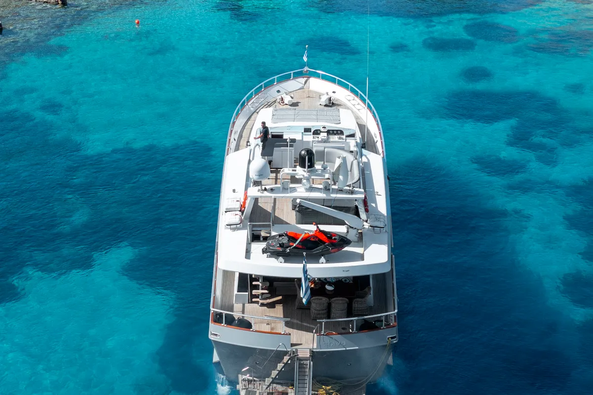 Exterior view of Shiva, a Cantieri di Pisa Akhir 27 yacht at Ornos, Greece