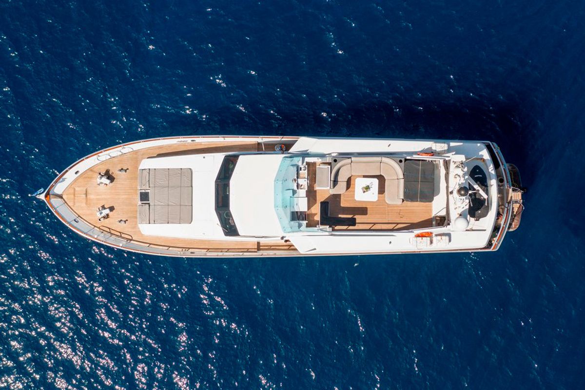 Exterior view of Shiva, a Cantieri di Pisa Akhir 27 yacht at Ornos, Greece