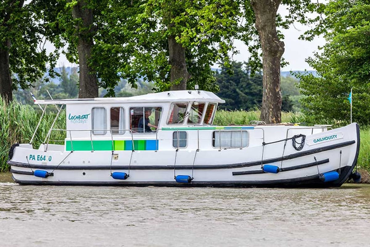 Exterior view of 1120R-13, a Pénichette 1120 motorboat at Joigny, France