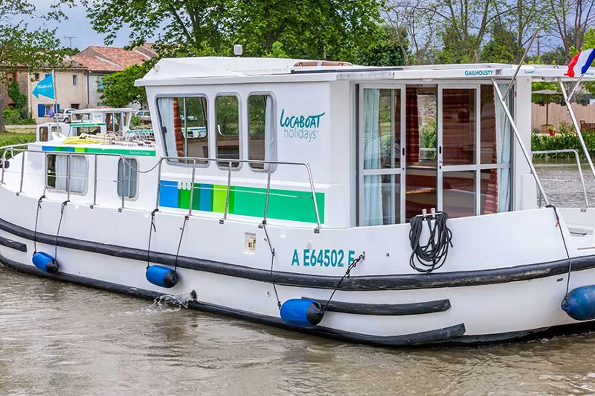 Exterior view of 1120R-13, a Pénichette 1120 motorboat at Joigny, France