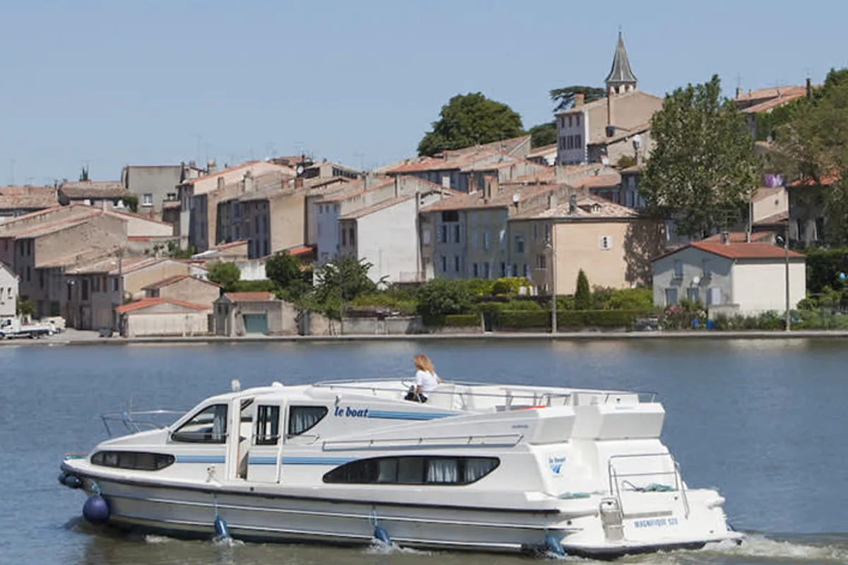 Exterior view of Magnifique - Comfort 13, a Cygnet Magnifique motorboat at Portiragnes, France