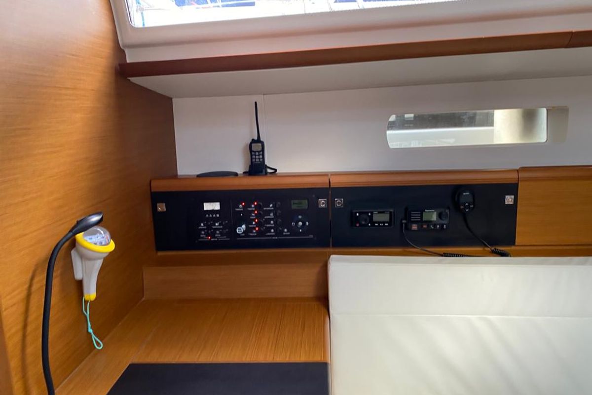 Salon of Alboran Pacharan (Majorca), a Jeanneau Sun Odyssey 519 sailboat at es Jonquet, Spain
