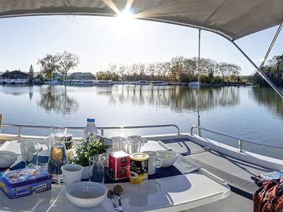 Deck of Horizon 2 - Premier 9, a Cygnet Horizon 2 motorboat at Migennes, France