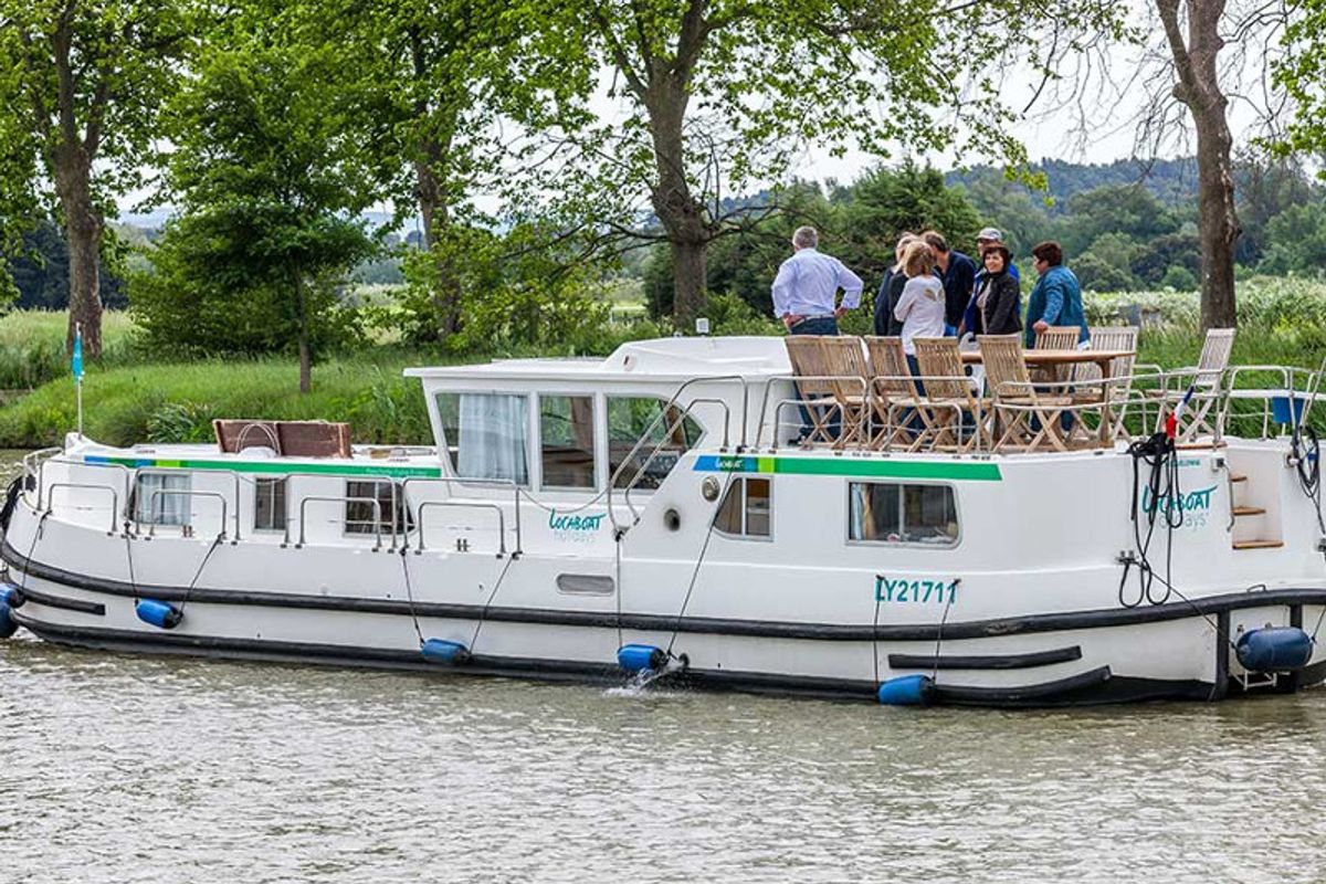 Exterior view of 150FB-8, a Pénichette 1500FB motorboat at Saintes, France