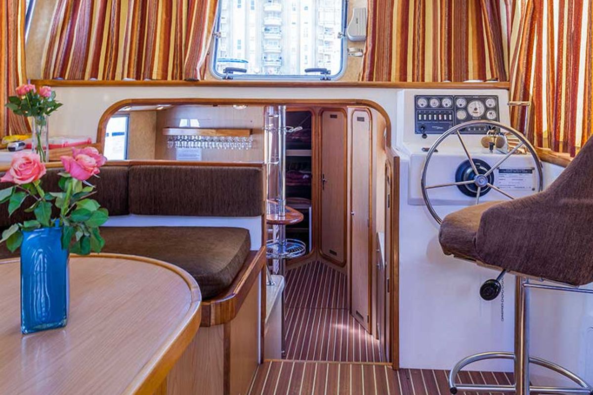 Salon of 150FB-8, a Pénichette 1500FB motorboat at Saintes, France