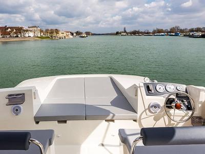 Cockpit of Horizon 2 - Premier 25, a Cygnet Horizon 2 motorboat at Trèbes, France