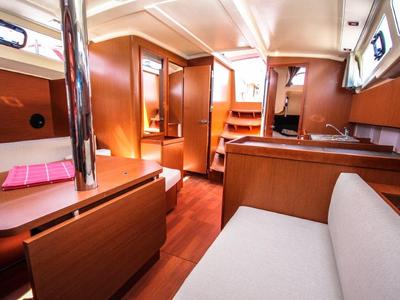 Salon of Porterusa, a Beneteau Oceanis 41.1 sailboat at Općina Medulin, Croatia