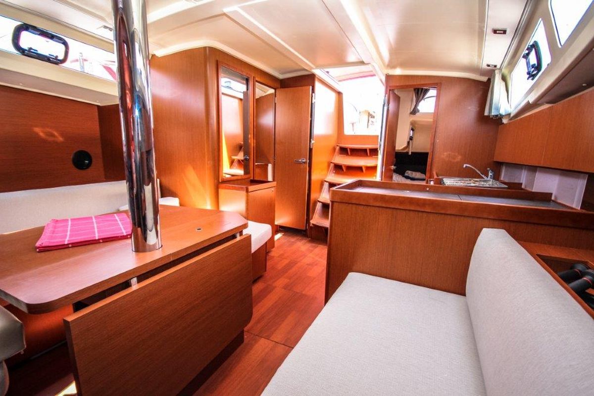 Salon of Porterusa, a Beneteau Oceanis 41.1 sailboat at Općina Medulin, Croatia