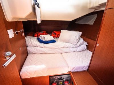 Cabin on Porterusa, a Beneteau Oceanis 41.1 sailboat at Općina Medulin, Croatia