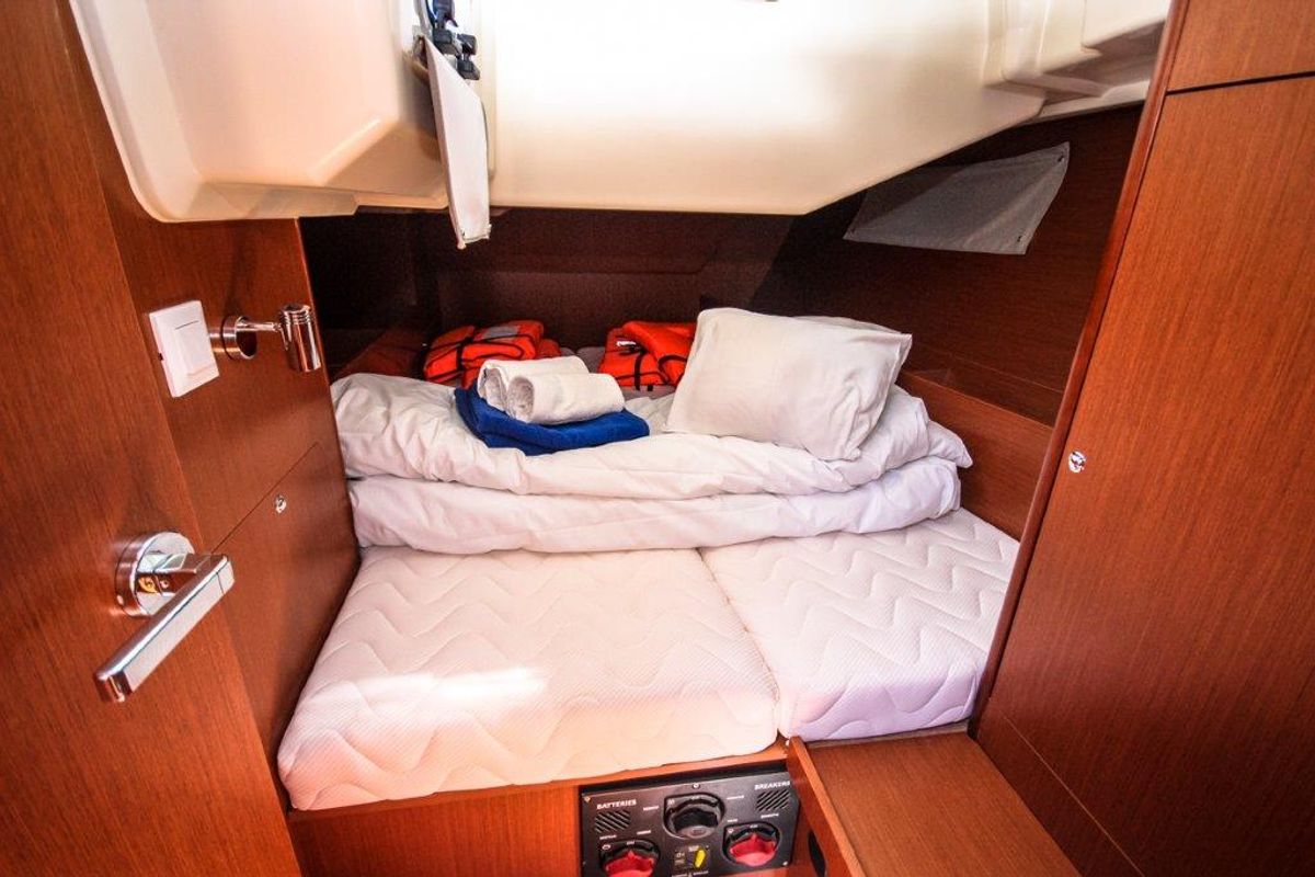 Cabin on Porterusa, a Beneteau Oceanis 41.1 sailboat at Općina Medulin, Croatia