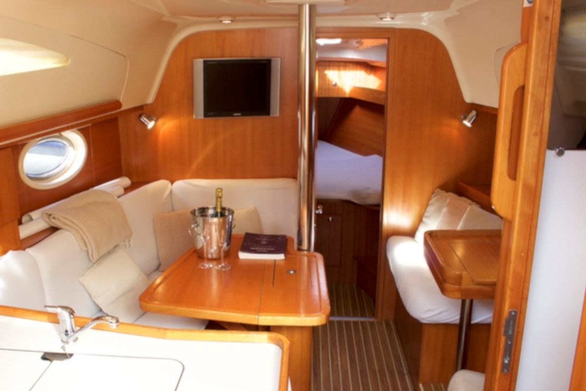 Salon of Sailway Cinco, a Elan Impression 344 sailboat at Vigo, Spain