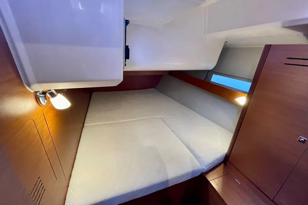 Cabin on Fulham , a Dufour 460 Grand Large sailboat at Dénia, Spain