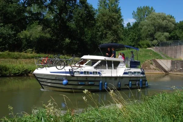 2510, a Tarpon Tarpon 37 N motorboat at Savoyeux, France