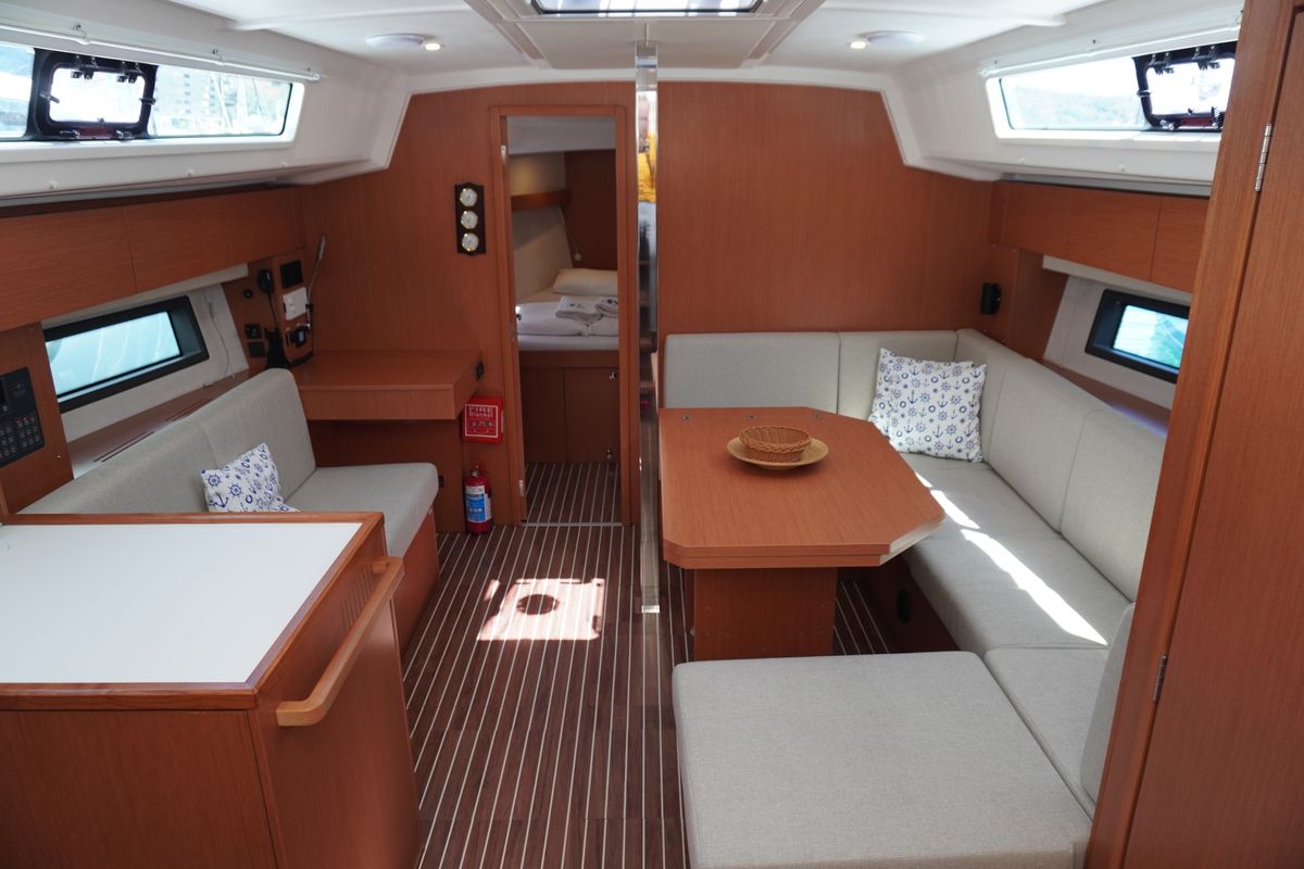 Salon of Alara 3, a Bavaria C42 sailboat at Fethiye, Turkey