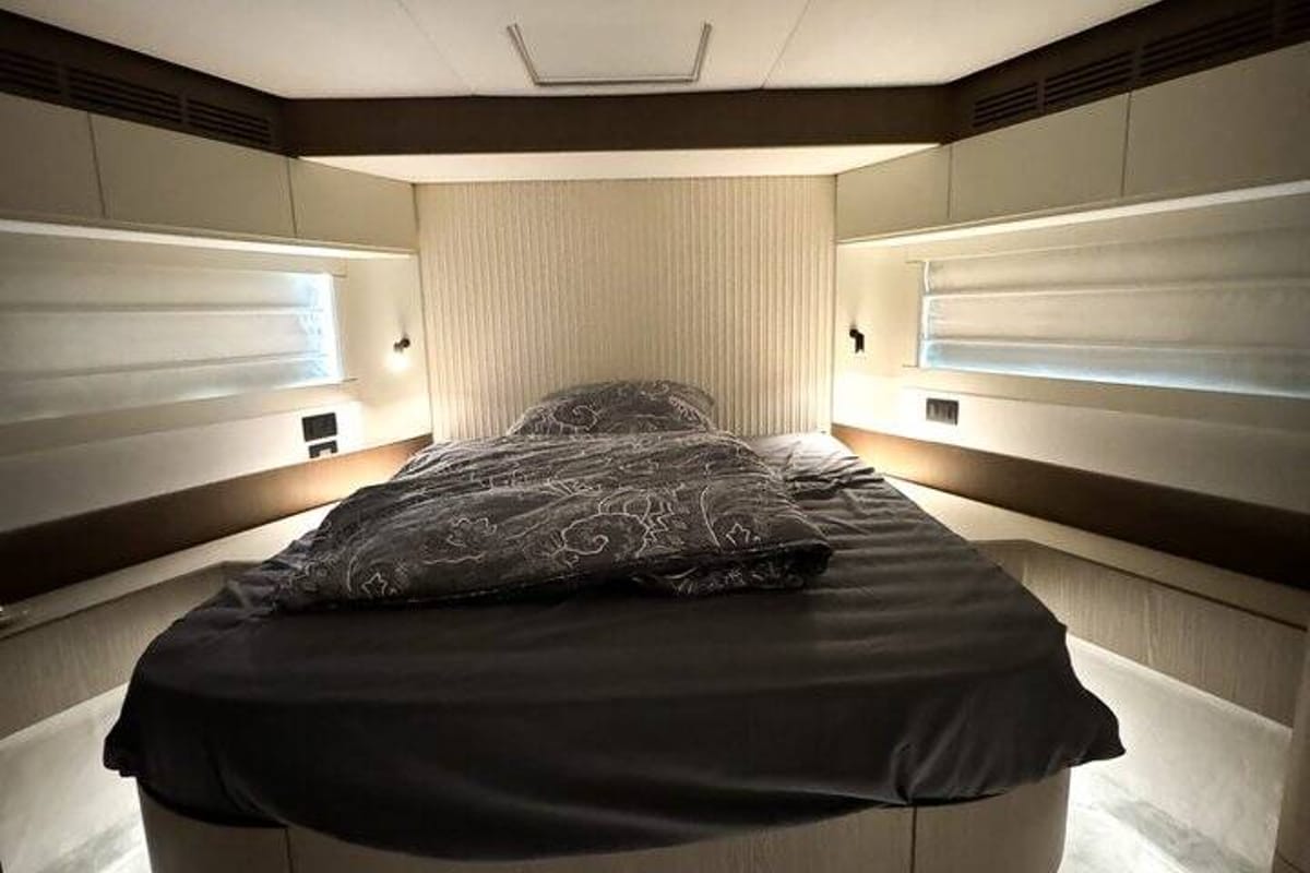 Cabin on Moon light, a Azimut Magellano 66 yacht at Općina Sukošan, Croatia