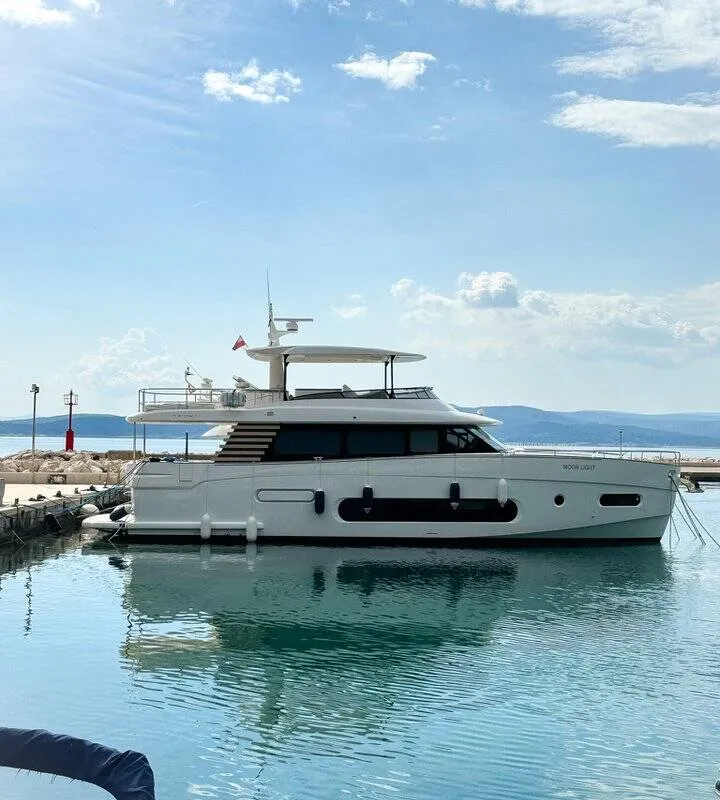 Cabin on Moon light, a Azimut Magellano 66 yacht at Općina Sukošan, Croatia